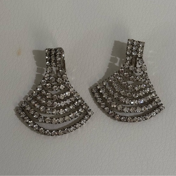 Vintage clear rhinestone articulated dangle clip on earrings - Picture 6 of 8